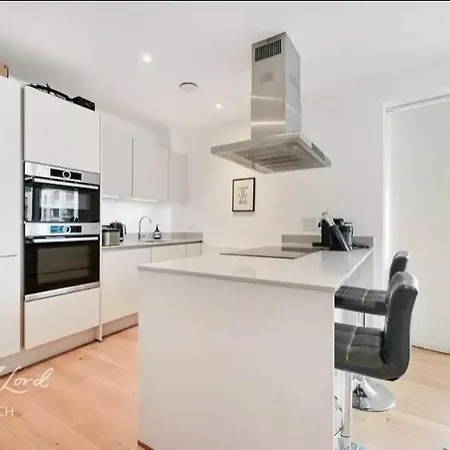 Cosy Near O2 Apartment *