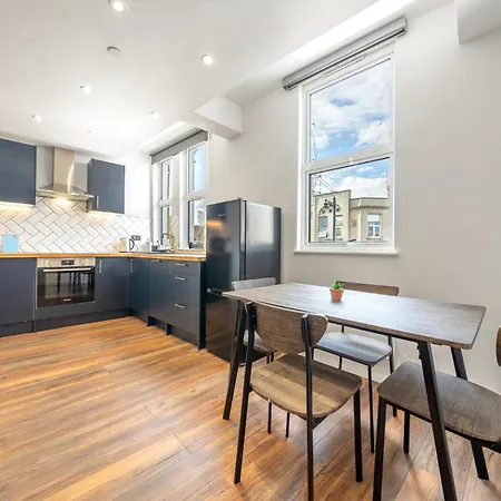 6 - West Brand New Loft Apartment