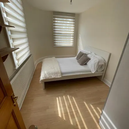 Holiday home Entire 3 Bedroom - Minutes To Emirates Stadium!