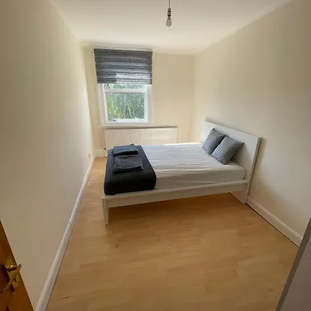 Holiday home Entire 3 Bedroom - Minutes To Emirates Stadium! London