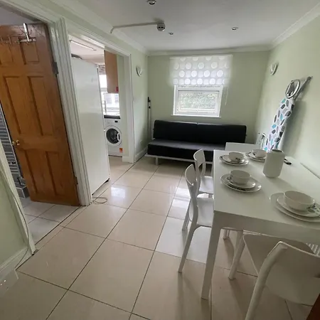 Entire 3 Bedroom - Minutes To Emirates Stadium! Holiday home London