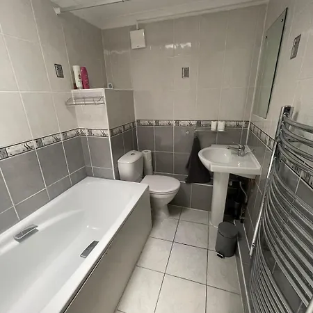 Entire 3 Bedroom - Minutes To Emirates Stadium! * London