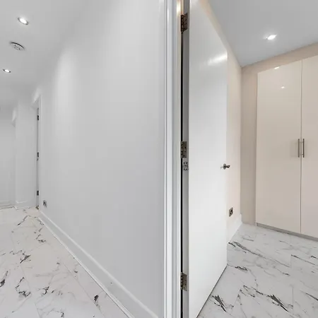 Elegant Oasis - 2 Bed - Garden - 65 Inch Tv & Netflix *