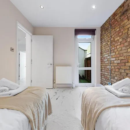 Elegant Oasis - 2 Bed - Garden - 65 Inch Tv & Netflix Apartment