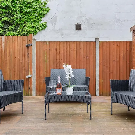 Elegant Oasis - 2 Bed - Garden - 65 Inch Tv & Netflix Apartment *