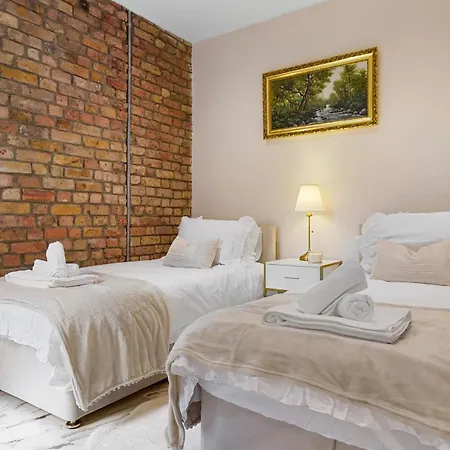 Elegant Oasis - 2 Bed - Garden - 65 Inch Tv & Netflix Apartment