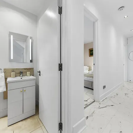 Apartment Elegant Oasis - 2 Bed - Garden - 65 Inch Tv & Netflix *