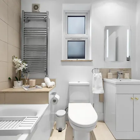 Elegant Oasis - 2 Bed - Garden - 65 Inch Tv & Netflix Apartment