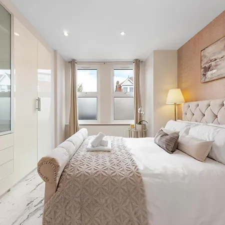 Elegant Oasis - 2 Bed - Garden - 65 Inch Tv & Netflix *