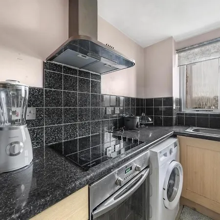 Self Contained 1 Bed Flat Next To Transport For Canary Wharf And Excel, O2 With Free Parking Apartment