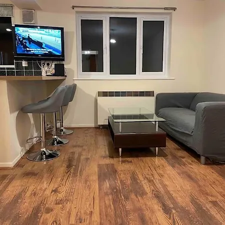 Self Contained 1 Bed Flat Next To Transport For Canary Wharf And Excel, O2 With Free Parking