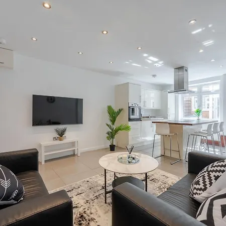 Stylish Two Bedroom By With Garden Appartement *
