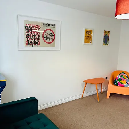 East London Near Station & Free Parking, Arcade Machine Apartment