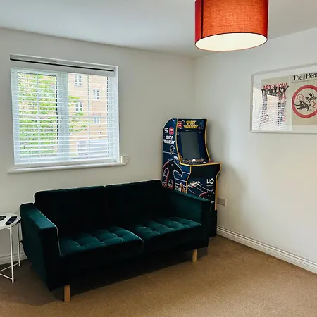 East London Near Station & Free Parking, Arcade Machine Apartment *