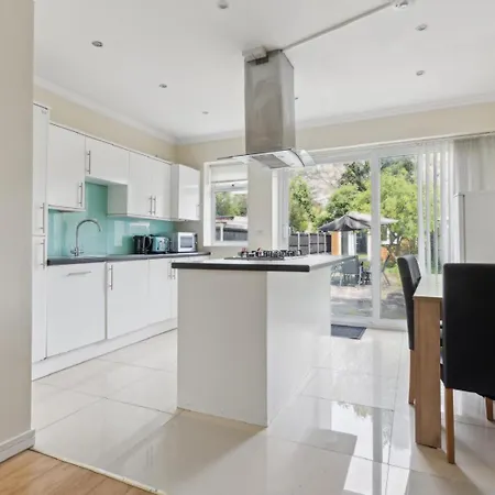 Luxurious 11 London