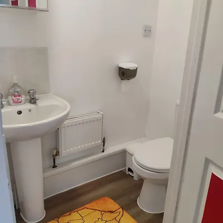 Captivating 3-bed In Apartment Romford