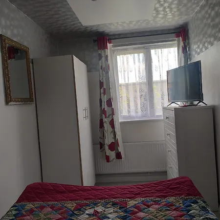Captivating 3-bed In Apartment