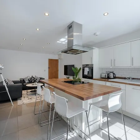 Stylish Two Bedroom By With Garden