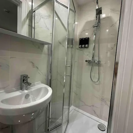 Victoria 15 Minutes Away Guest house London