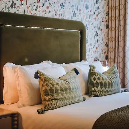 The Black Lion Pub & Boutique 3* London