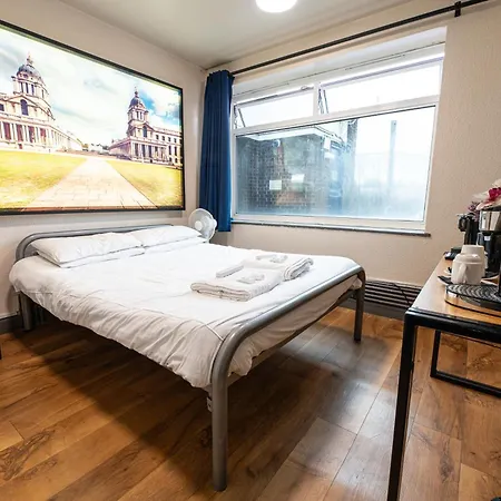 St Christopher's Shepherd's Bush Hostal *