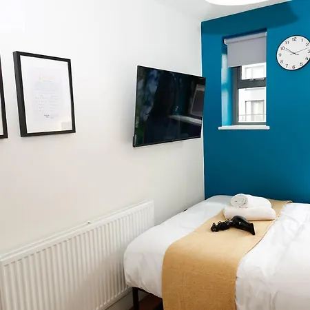 New Luxury In The Heart Of Next To Shops, Cafes, Bars & Metro With Shared Bathrooms *