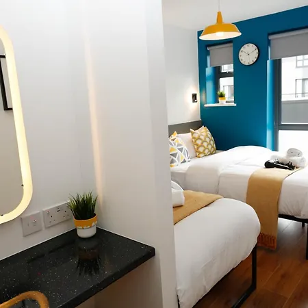 New Luxury In The Heart Of Next To Shops, Cafes, Bars & Metro With Shared Bathrooms London