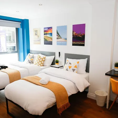 New Luxury In The Heart Of Next To Shops, Cafes, Bars & Metro With Shared Bathrooms Homestay London