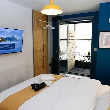 Homestay New Luxury In The Heart Of Next To Shops, Cafes, Bars & Metro With Shared Bathrooms London