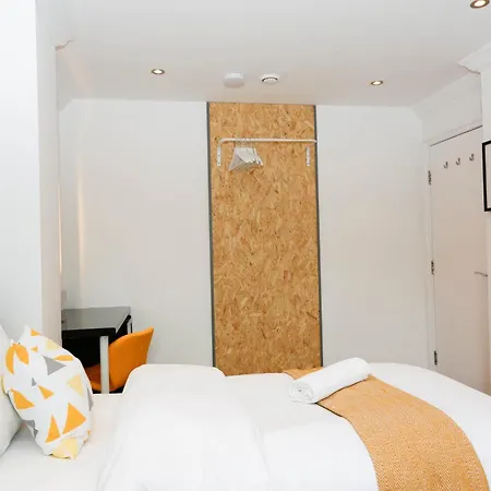 New Luxury In The Heart Of Next To Shops, Cafes, Bars & Metro With Shared Bathrooms * London