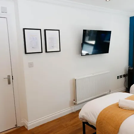 New Luxury In The Heart Of Next To Shops, Cafes, Bars & Metro With Shared Bathrooms Homestay