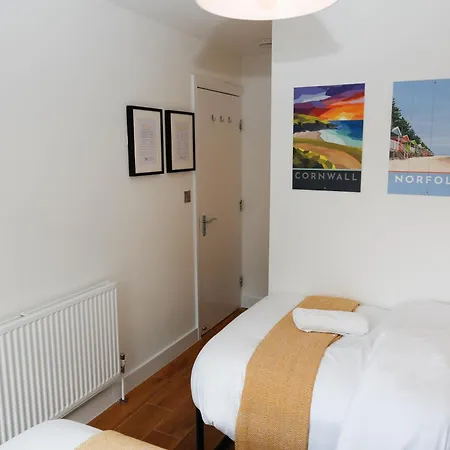 Homestay New Luxury In The Heart Of Next To Shops, Cafes, Bars & Metro With Shared Bathrooms London