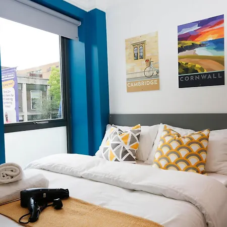 New Luxury In The Heart Of Next To Shops, Cafes, Bars & Metro With Shared Bathrooms Homestay *