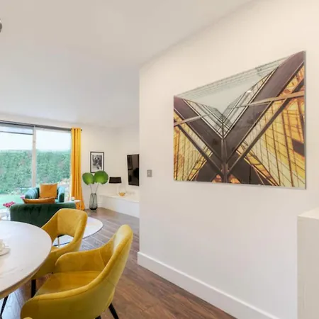 Off The Shard Xxl Design Family House With Garden Apartment London