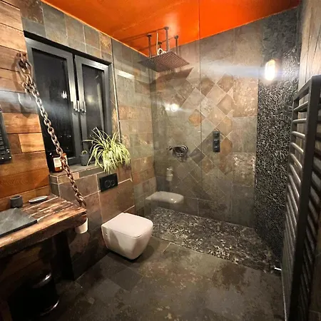Holiday home Designer With Spa And Magical Views 5 Bdr