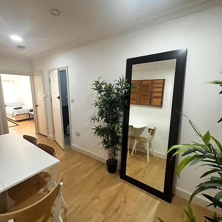 Flat 2 In Aldgate *