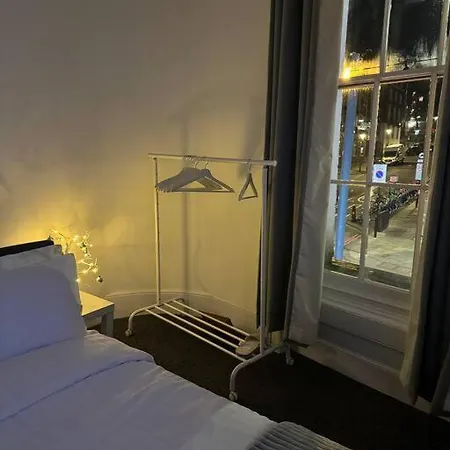 2 • Double Bed In King's Cross Apartment London