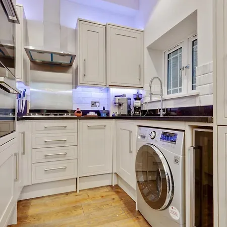 Bright Camberwell Georgian Apartment *