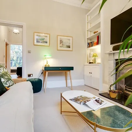 Bright Camberwell Georgian Apartment *