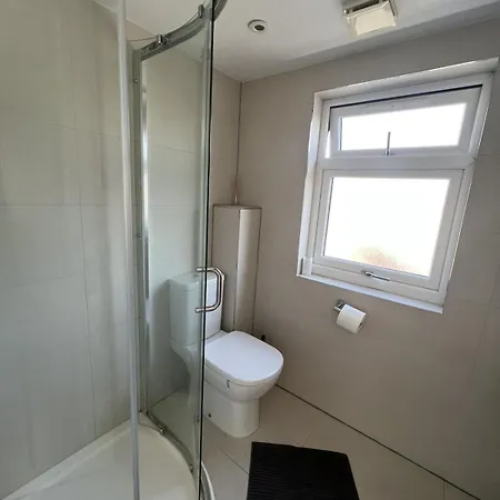 4 Wharncliffe Drive Guest house *