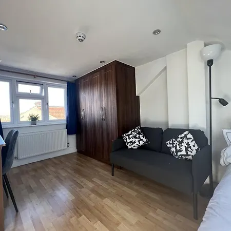 4 Wharncliffe Drive Guest house Hanwell