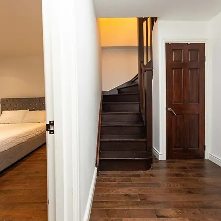 Holiday home Bonneville House, Private Jacuzzi And Modern Interior London