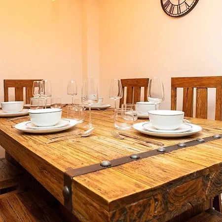 Bonneville House, Private Jacuzzi And Modern Interior Holiday home *
