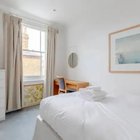 Beautifully Designed 2bd House - By Queen's Park! Holiday home *