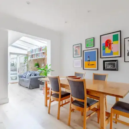Beautifully Designed 2bd House - By Queen's Park! *