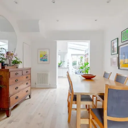 Beautifully Designed 2bd House - By Queen's Park!