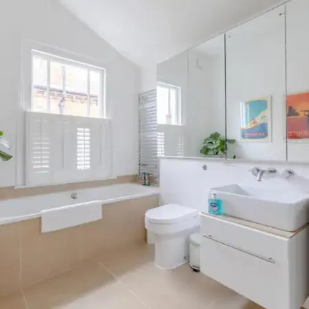 Beautifully Designed 2bd House - By Queen's Park! *
