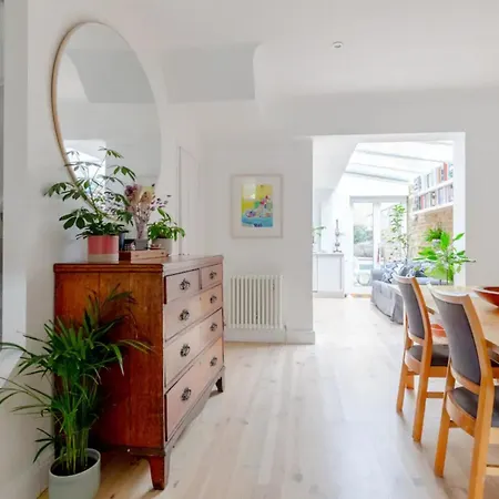 Beautifully Designed 2bd House - By Queen's Park! Holiday home London