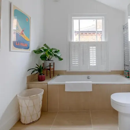 Beautifully Designed 2bd House - By Queen's Park!