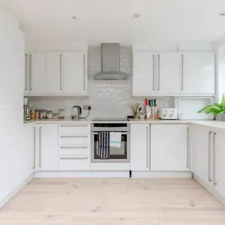 Beautifully Designed 2bd House - By Queen's Park! Holiday home *